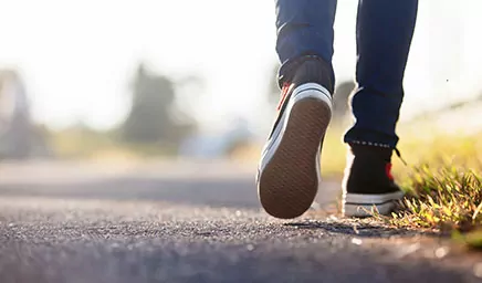 verkeer een schuldeiser voor de helft Is het te veel dragen van sneakers schadelijk voor uw voeten?