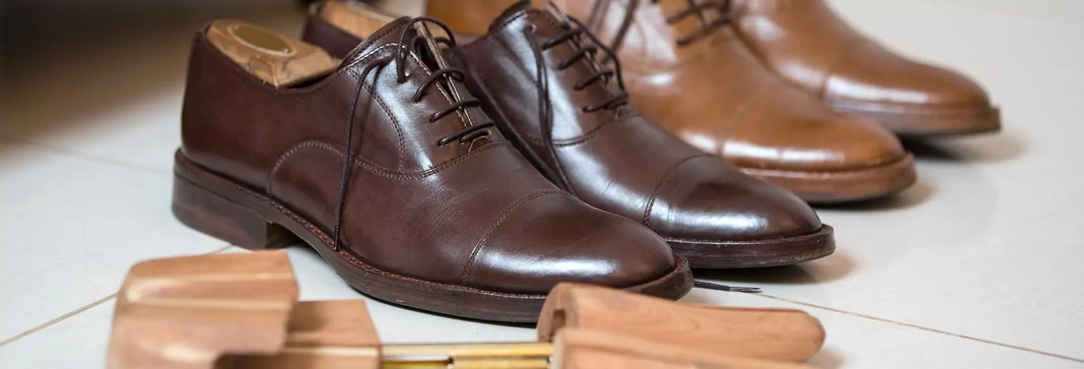 Schuhe richtig imprägnieren – von Lederschuhen bis Sneaker